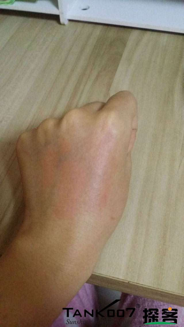 客戶買了紫光手電驗熒光劑，先拿面膜大姨媽巾開刀 