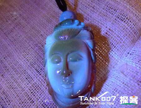 網上用紫光手電鑒定琥珀的帖子這么多，哪個是真假？