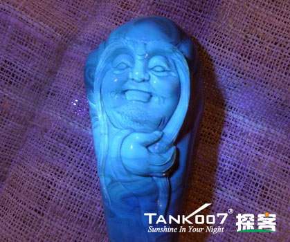 網上用紫光手電鑒定琥珀的帖子這么多，哪個是真假？