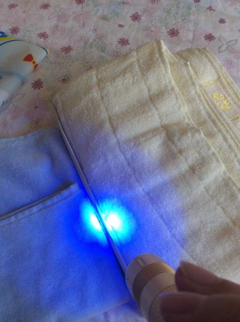  寶媽買了紫光手電，衣服上好多熒光劑，看的心慌害怕