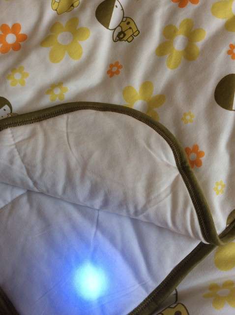  寶媽買了紫光手電，衣服上好多熒光劑，看的心慌害怕