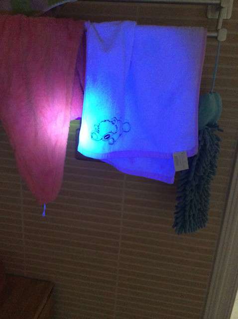  寶媽買了紫光手電，衣服上好多熒光劑，看的心慌害怕